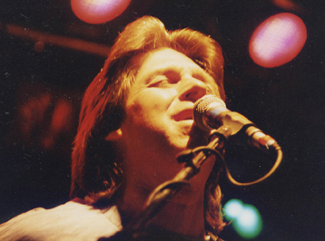 Jay 
Graydon singing at GINO Club in 
Stockholm 1996. Photo © Kerstin Olofsson 1996