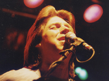 Jay 
Graydon singing at GINO Club in 
Stockholm 1996. Photo © Kerstin Olofsson 1996 -2025